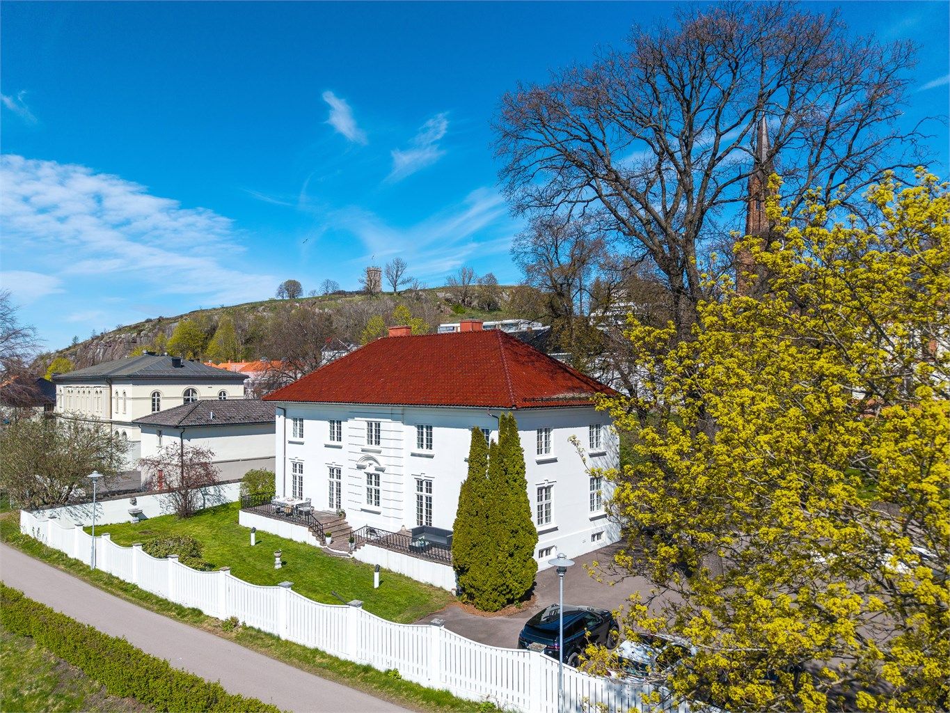 En sentrumsnær beliggenhet ved byfjorden i Tønsberg-  Eiendommen ligger vakkert til med Slottsfjellet som et historisk bakteppe.