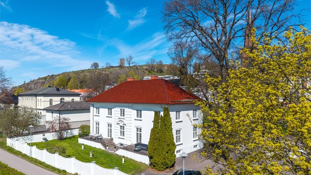 En sentrumsnær beliggenhet ved byfjorden i Tønsberg- Eiendommen ligger vakkert til med Slottsfjellet som et historisk bakteppe.