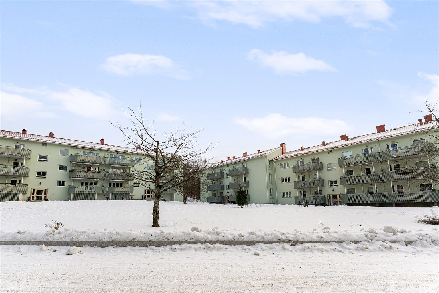 Borettslaget har et stort og skjermet gårdsrom som innbyr til lek og sosialt samvær.