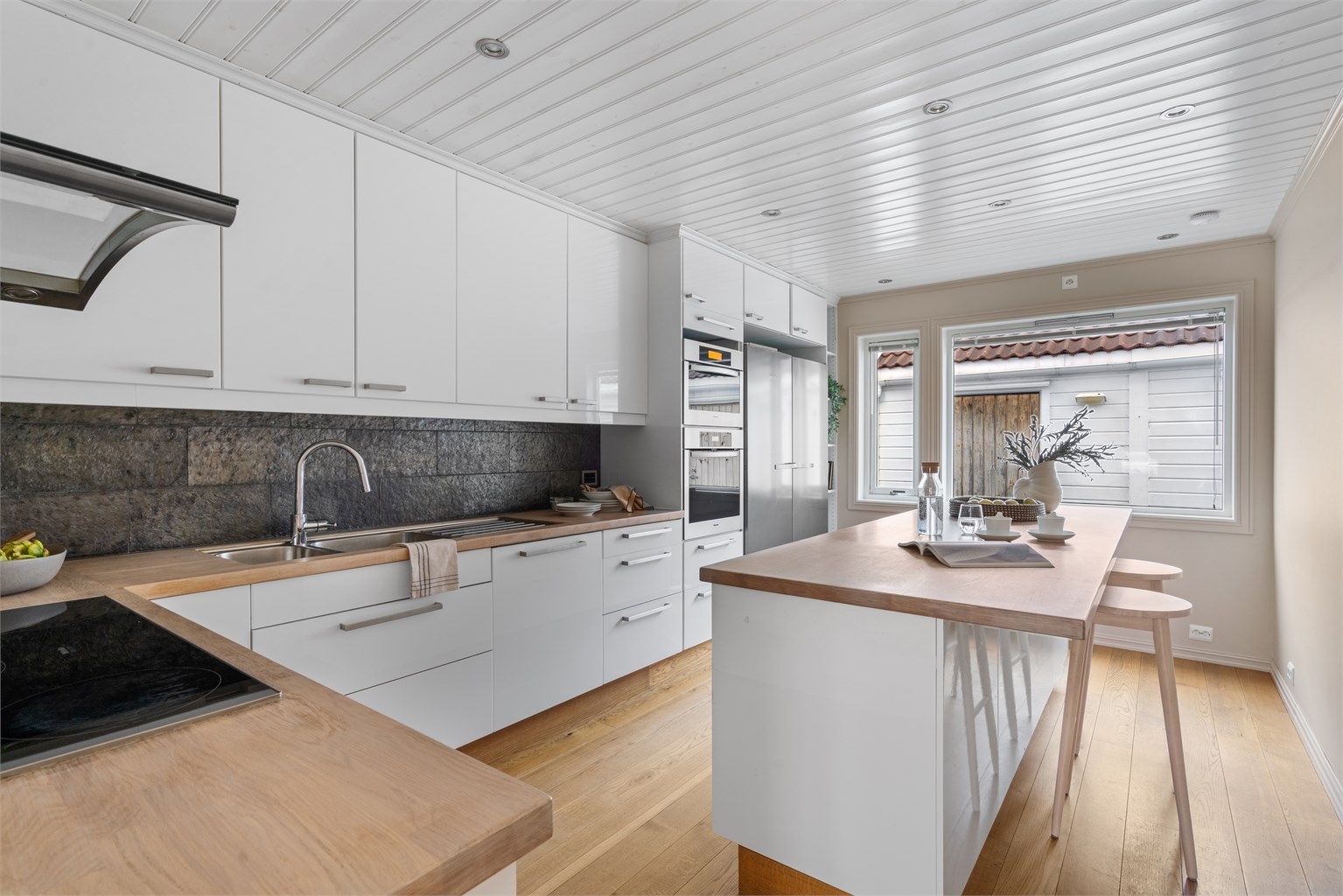 
Romslig kjøkken med spiseplass. 
Kjøkkeninnredningen fra IKEA ( 2012),  i tidløs hvit og benkeplate av tre