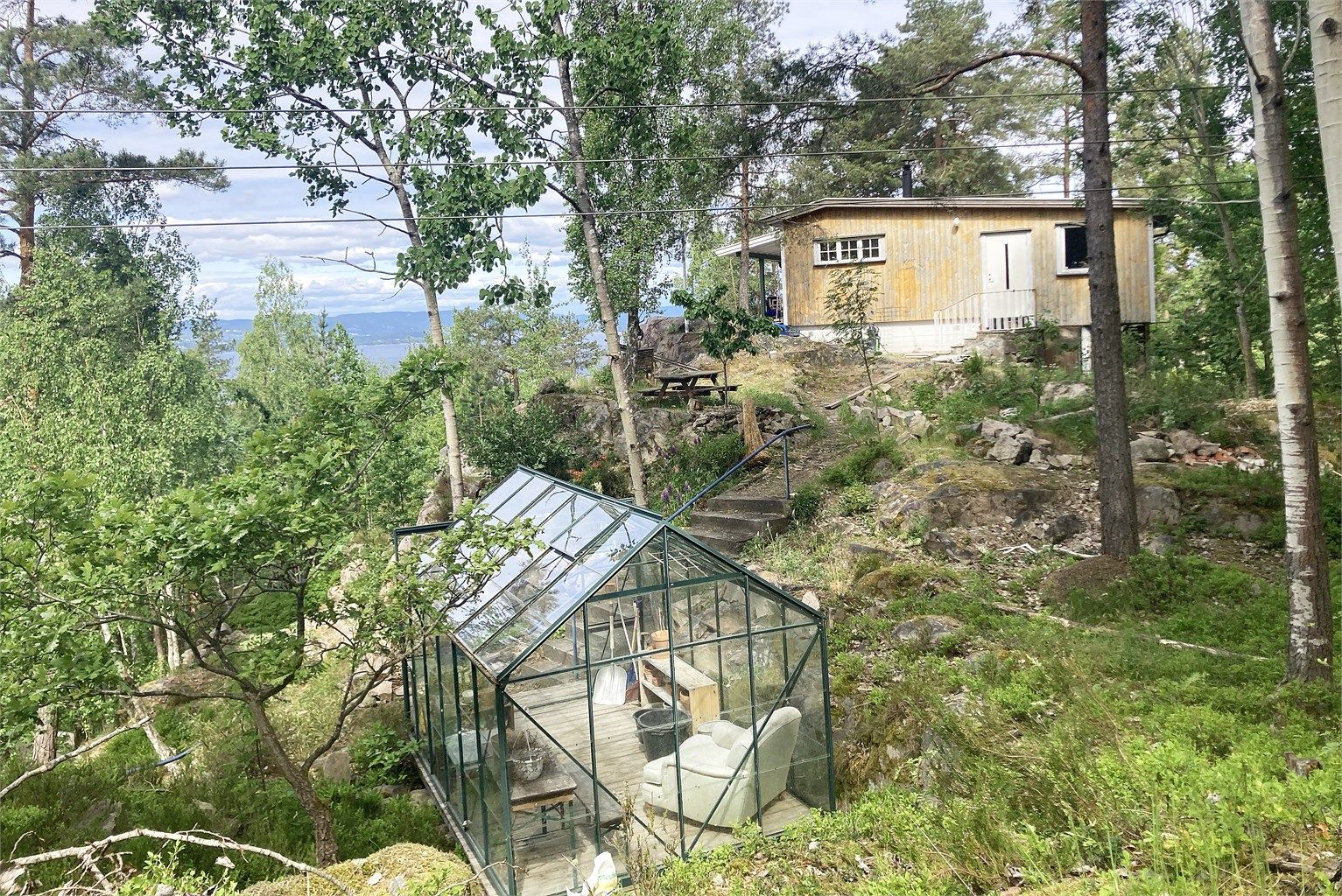 Eiendommen er pent opparbeidet med solrike og usjenerte uteplasser - du finner bla. annet frittstående drivhus som er perfekt for de med grønne fingre