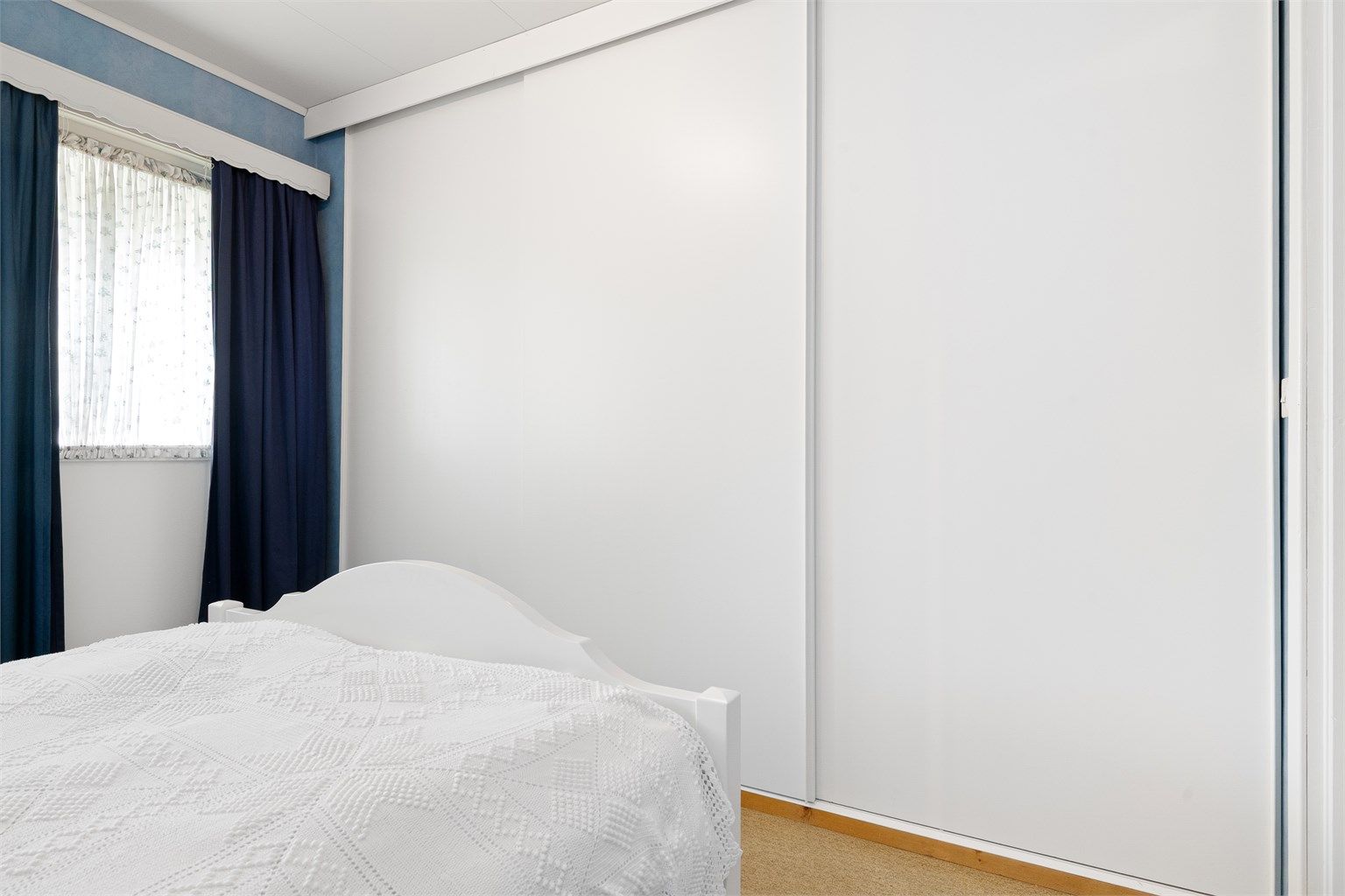 En stor skyvedørsgarderobe gir rikelig med oppbevaringsplass.