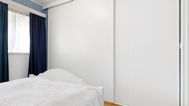 En stor skyvedørsgarderobe gir rikelig med oppbevaringsplass.