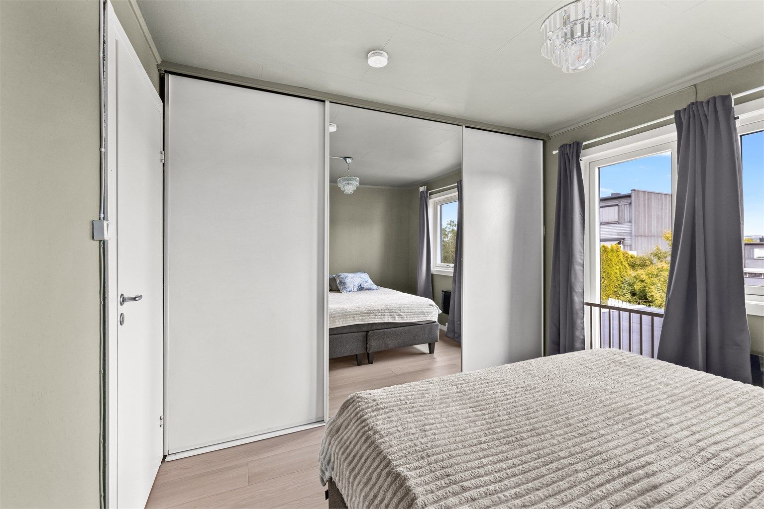Romslig skyvedørsgarderobe på hovedsoverommet.