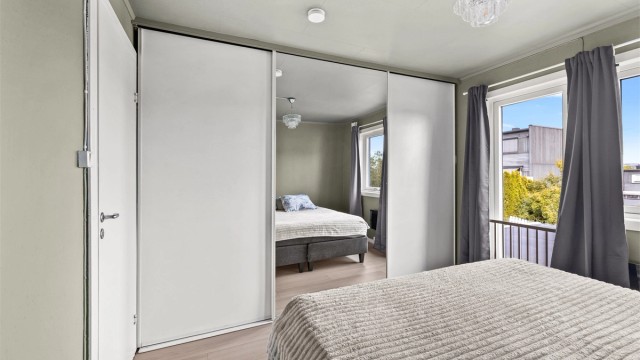Romslig skyvedørsgarderobe på hovedsoverommet.