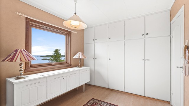 Soverom 2 - Godt med oppbevaringsplass i skap.