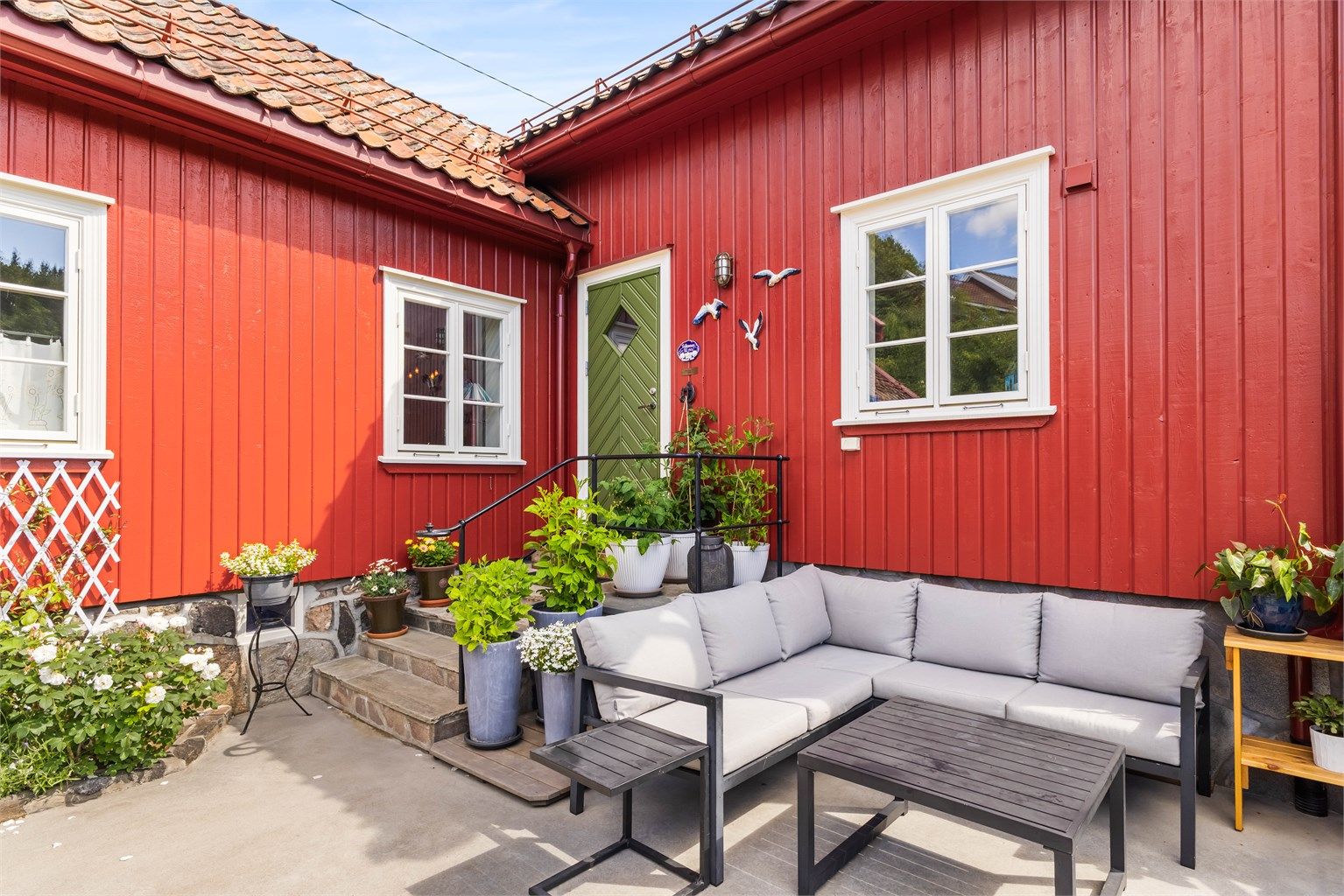 En lun og usjenert uteplass ved et av boligens inngangspartier.