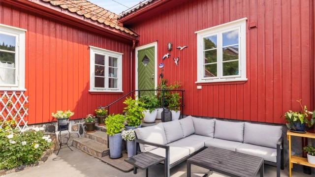 En lun og usjenert uteplass ved et av boligens inngangspartier.
