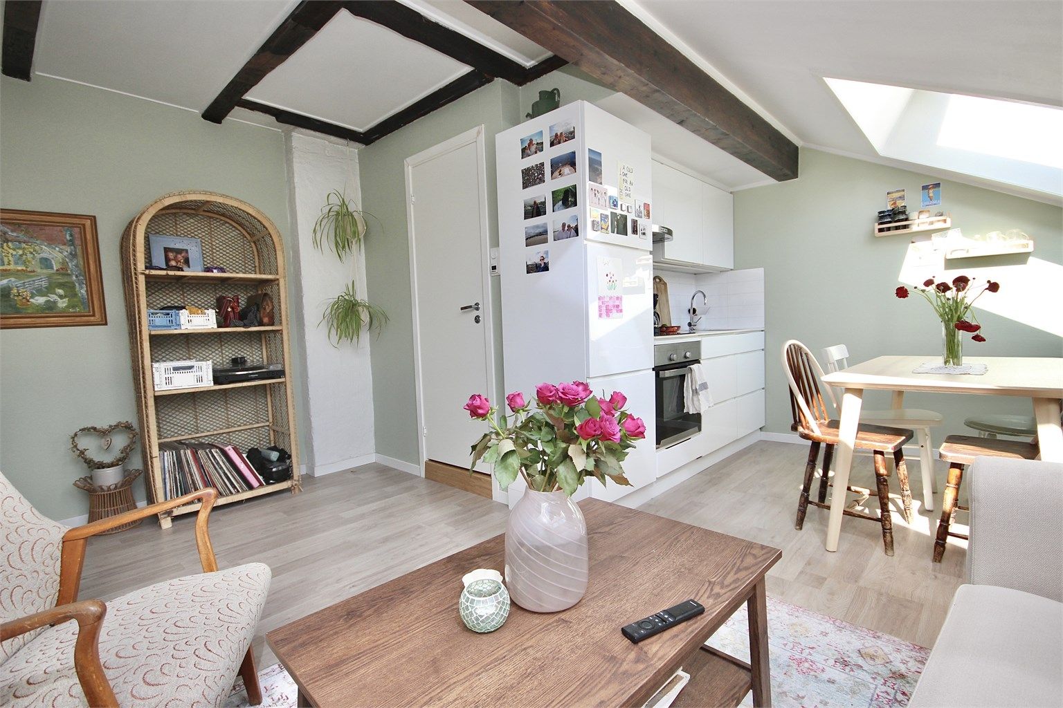 En sjarmerende 2-roms toppleilighet med moderne innredning til leie.