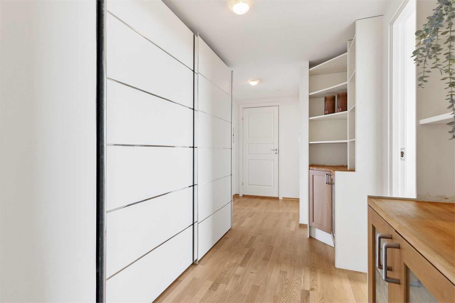 Stor entré med god plass til garderobeskap for oppbevaring av ytterklær og sko. Fra entreen er det tilgang til alle de andre rommene i leiligheten.