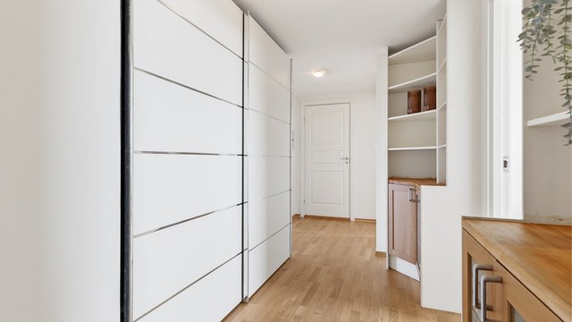 Stor entré med god plass til garderobeskap for oppbevaring av ytterklær og sko. Fra entreen er det tilgang til alle de andre rommene i leiligheten.