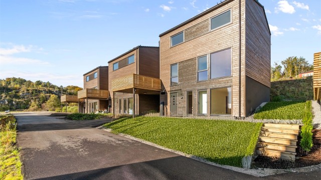 Dette er et område som byr på det beste av begge verdener – fredelige naturområder og kort vei til bylivets bekvemmeligheter