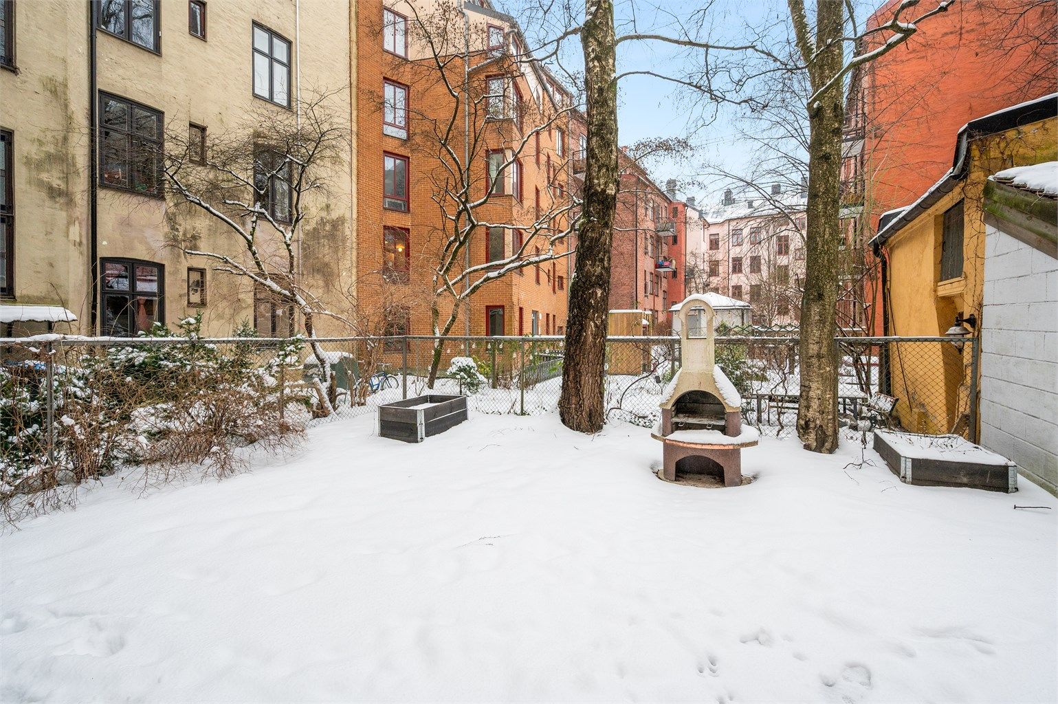 Sameiet disponerer en hyggelig og skjermet bakgård for beboerne.