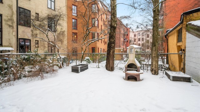 Sameiet disponerer en hyggelig og skjermet bakgård for beboerne.