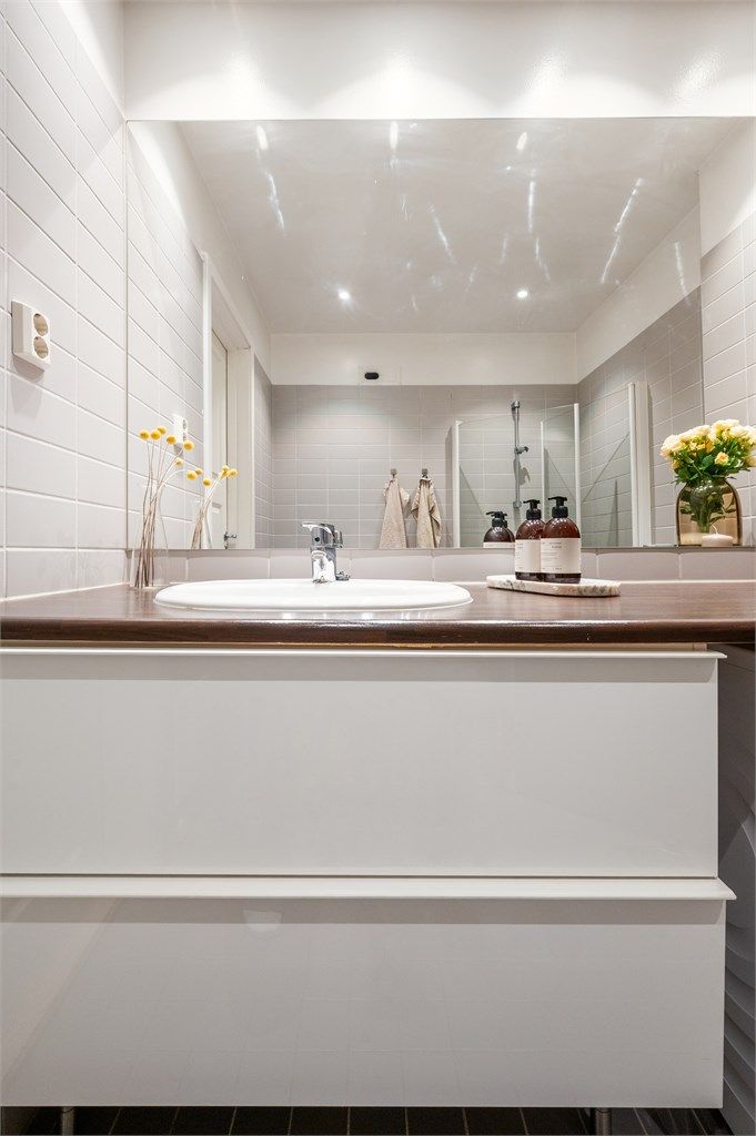 Over servanten er det er stort innfelt speil og belysning med stikkontakt på vegg.