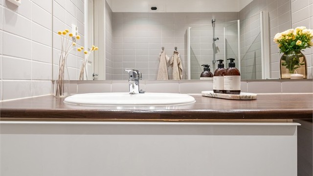 Over servanten er det er stort innfelt speil og belysning med stikkontakt på vegg.