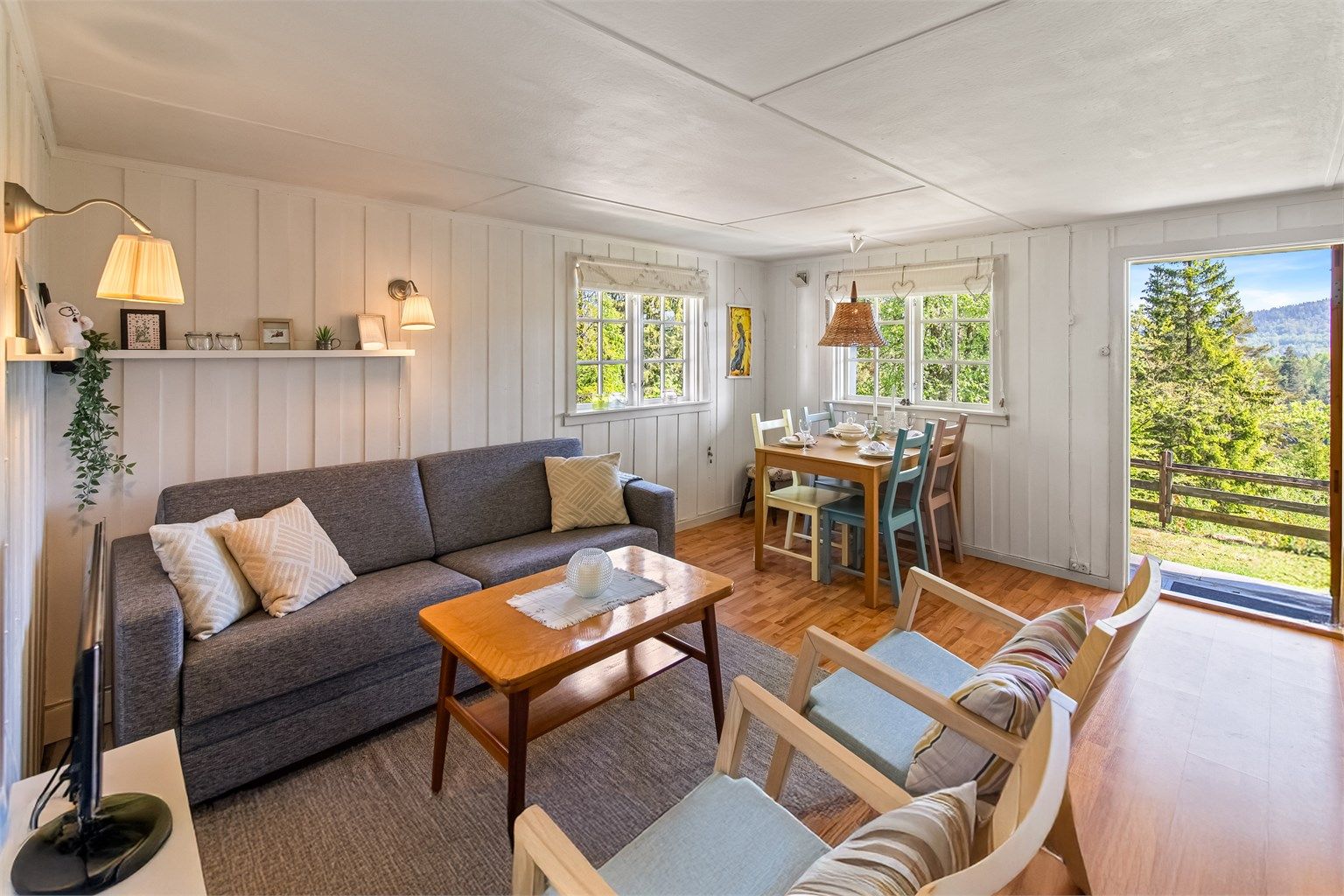 Hytta holder en normal enkel hyttestandard og er sjarmerende og koselig innredet. Innvendige overflater består for det meste av malt panel i lyse faregevalg. Gulv har laminat. 