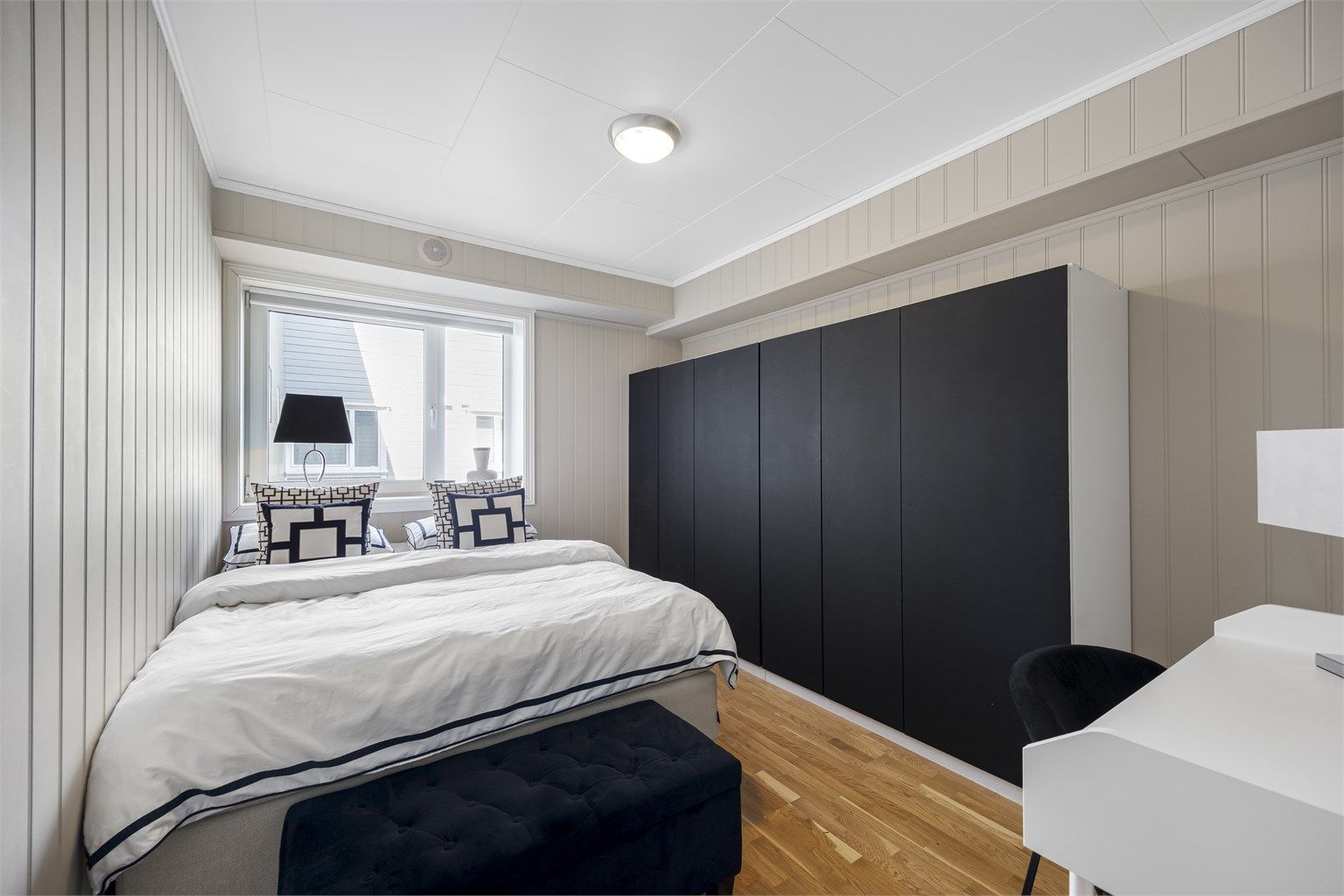 1 av 3 soverom i leiligheten med god plass til dobbeltseng og garderobe. 