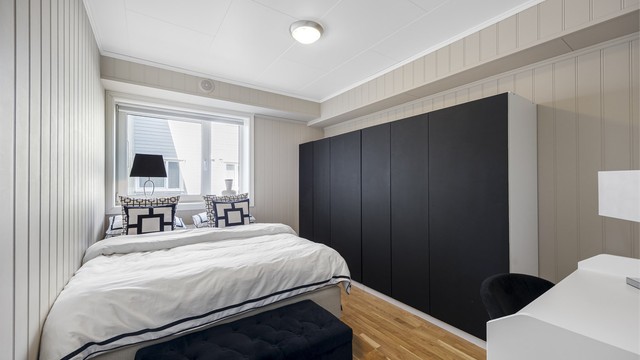 1 av 3 soverom i leiligheten med god plass til dobbeltseng og garderobe.
