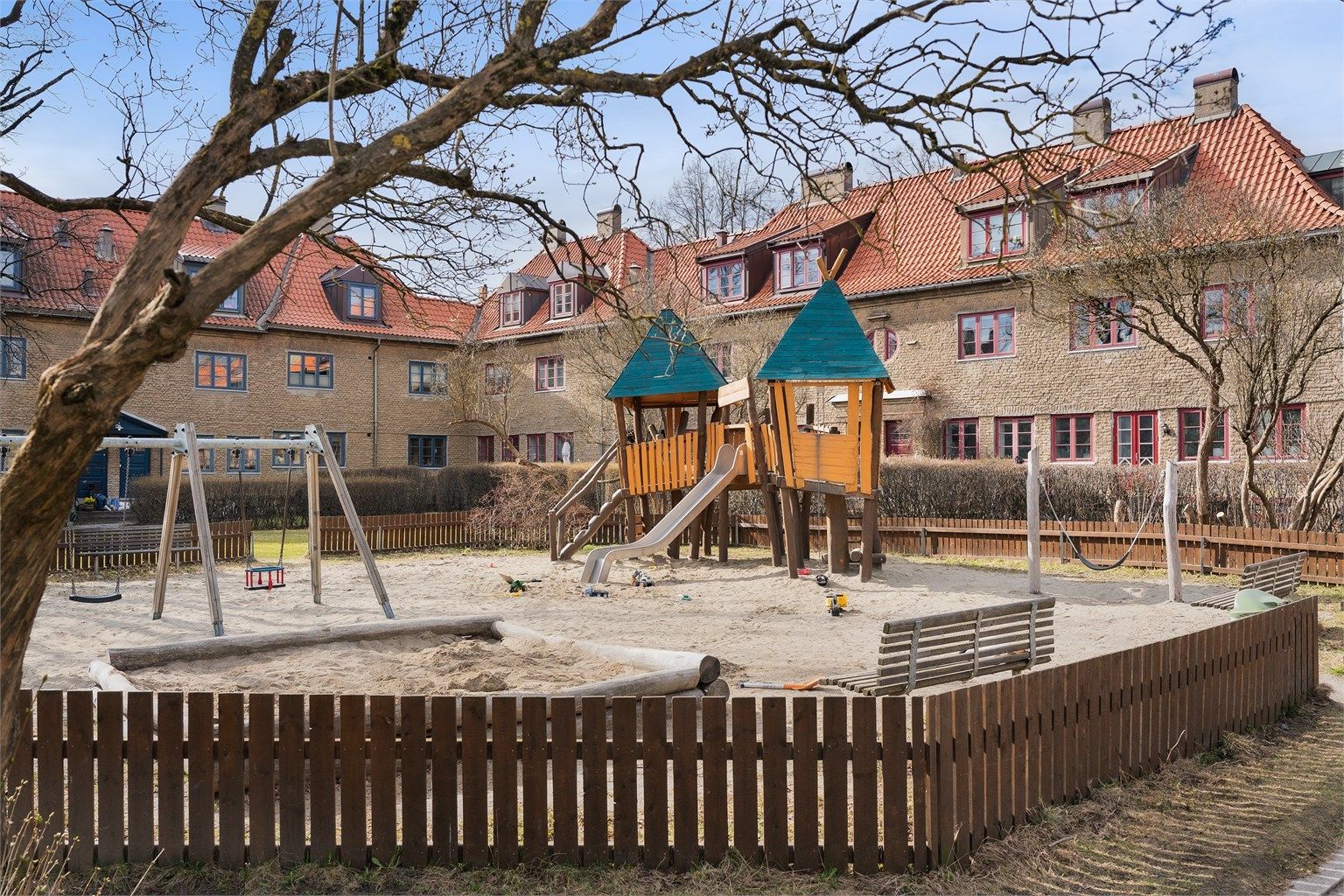 Flere lekeplasser og bilfrie internveier gjør hagebyen til et trygt og godt sted for barnefamilier.