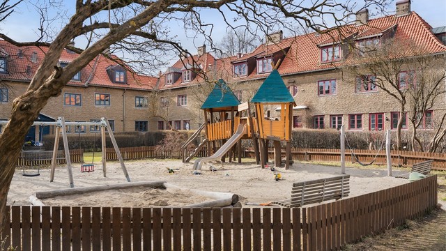Flere lekeplasser og bilfrie internveier gjør hagebyen til et trygt og godt sted for barnefamilier.