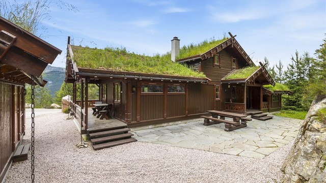 Skifersatt uteplass ved inngangspartiet hvor man kan nyte rolige omgivelser