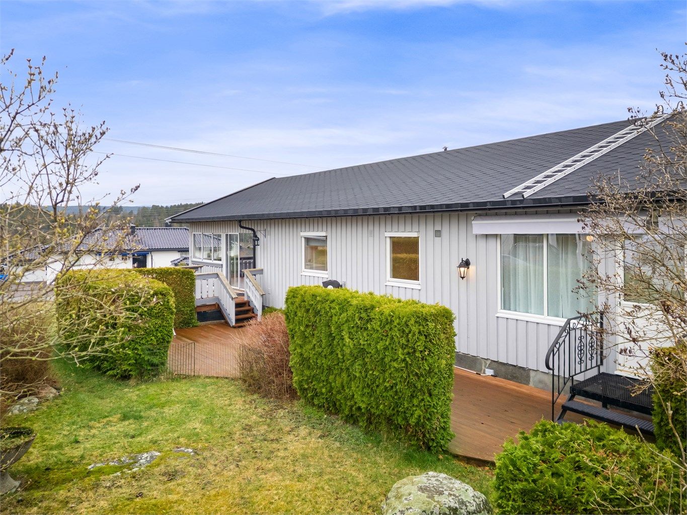 Fin uteplass på terrasseplatting med god plass til utemøbler