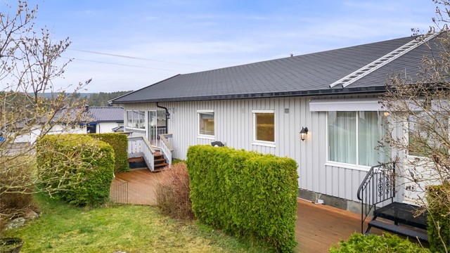 Fin uteplass på terrasseplatting med god plass til utemøbler