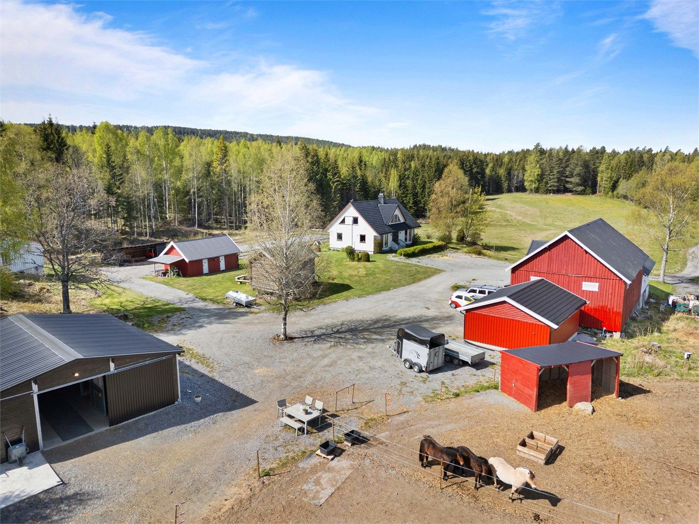 Sjarmerende småbruk med velholdt bolig, kårbolig, stall, låve, stabbur og bod.