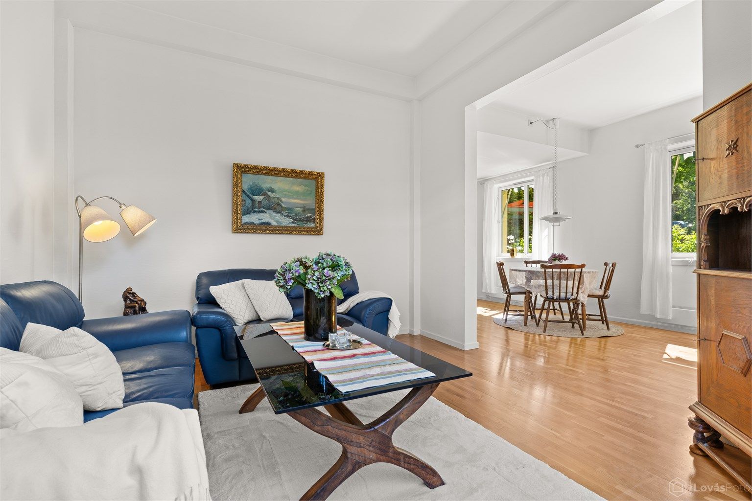 Stuen har god plass til sofagruppe med åpen løsning mot spisestuen.