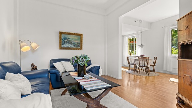 Stuen har god plass til sofagruppe med åpen løsning mot spisestuen.