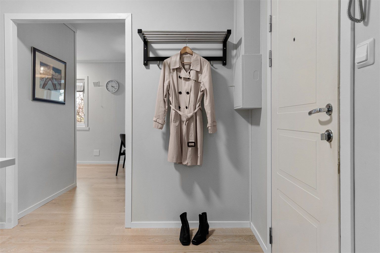 - Det første som møter deg over dørstokken er en romslig gang med plass til å henge fra seg yttertøy -