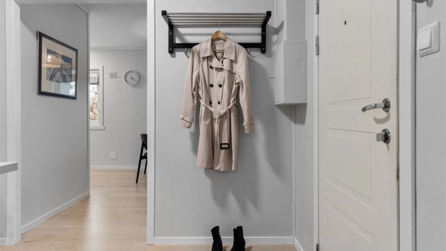 - Det første som møter deg over dørstokken er en romslig gang med plass til å henge fra seg yttertøy -