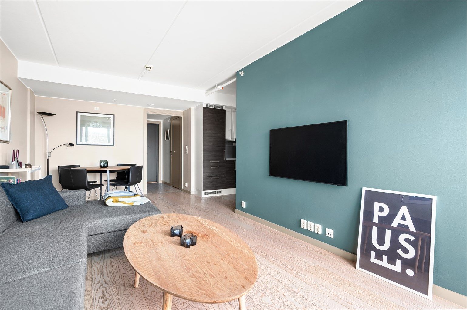 Oppvarming via vannbåren varme tilknyttet radiatorer, som er inkludert a-konto i fellesutgiftene. 