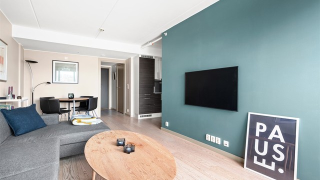 Oppvarming via vannbåren varme tilknyttet radiatorer, som er inkludert a-konto i fellesutgiftene.