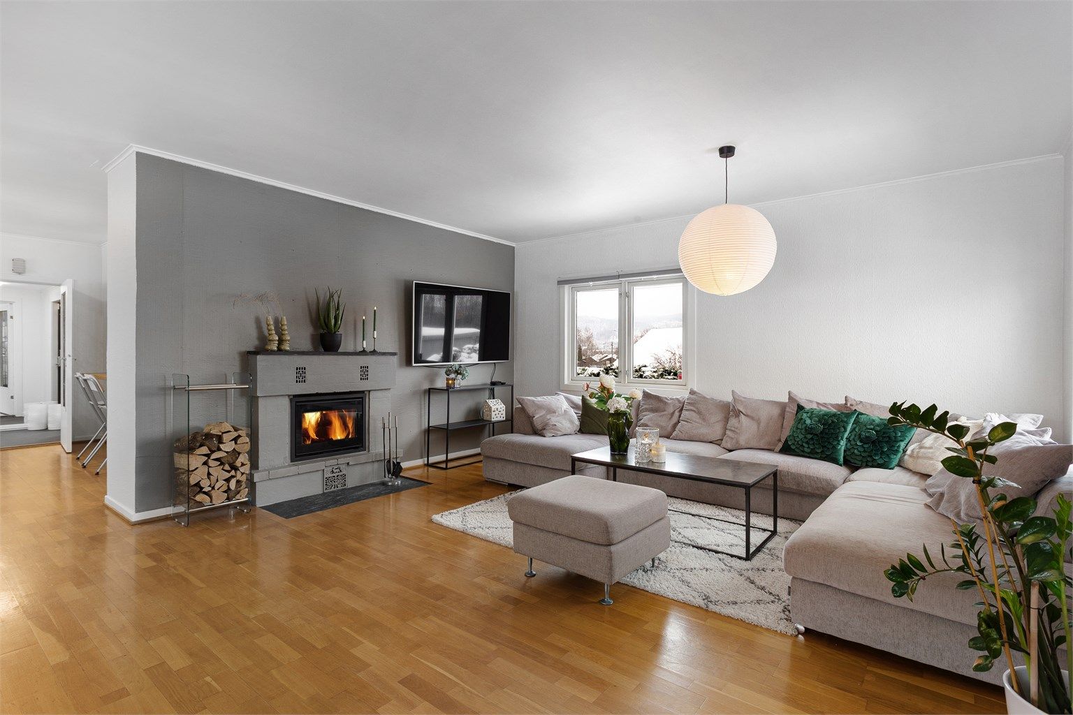 Rommet er gjennomgående og har vindusflater langs tre yttervegger som gir godt med naturlig lysinnslipp