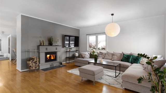 Rommet er gjennomgående og har vindusflater langs tre yttervegger som gir godt med naturlig lysinnslipp