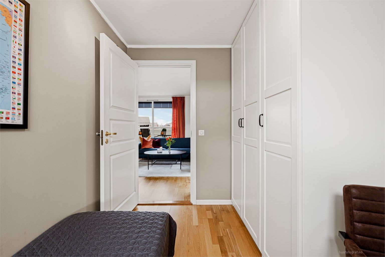 I dette rommet er det også et garderobeskap i hvit og profilert utførelse.