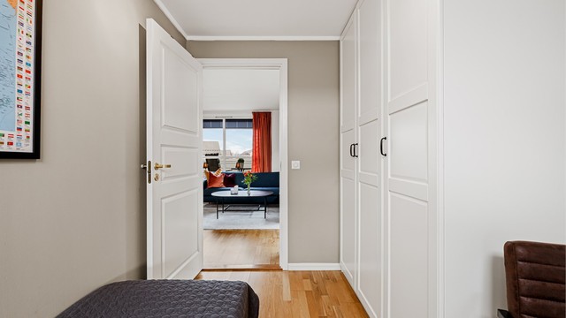 I dette rommet er det også et garderobeskap i hvit og profilert utførelse.