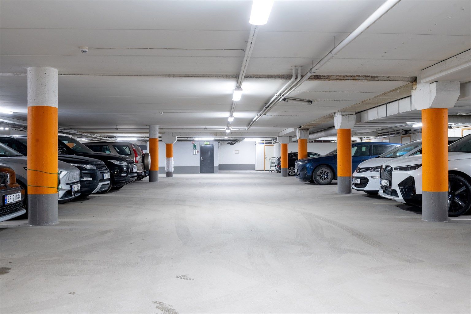 I bakkant av parkeringsplassen følger det med en bod på 4 m² for ekstra lagring