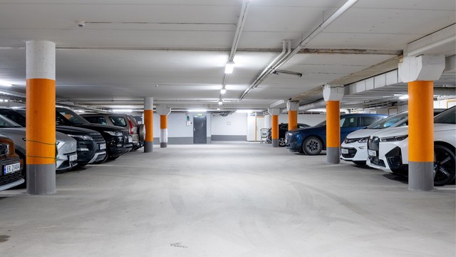 I bakkant av parkeringsplassen følger det med en bod på 4 m² for ekstra lagring