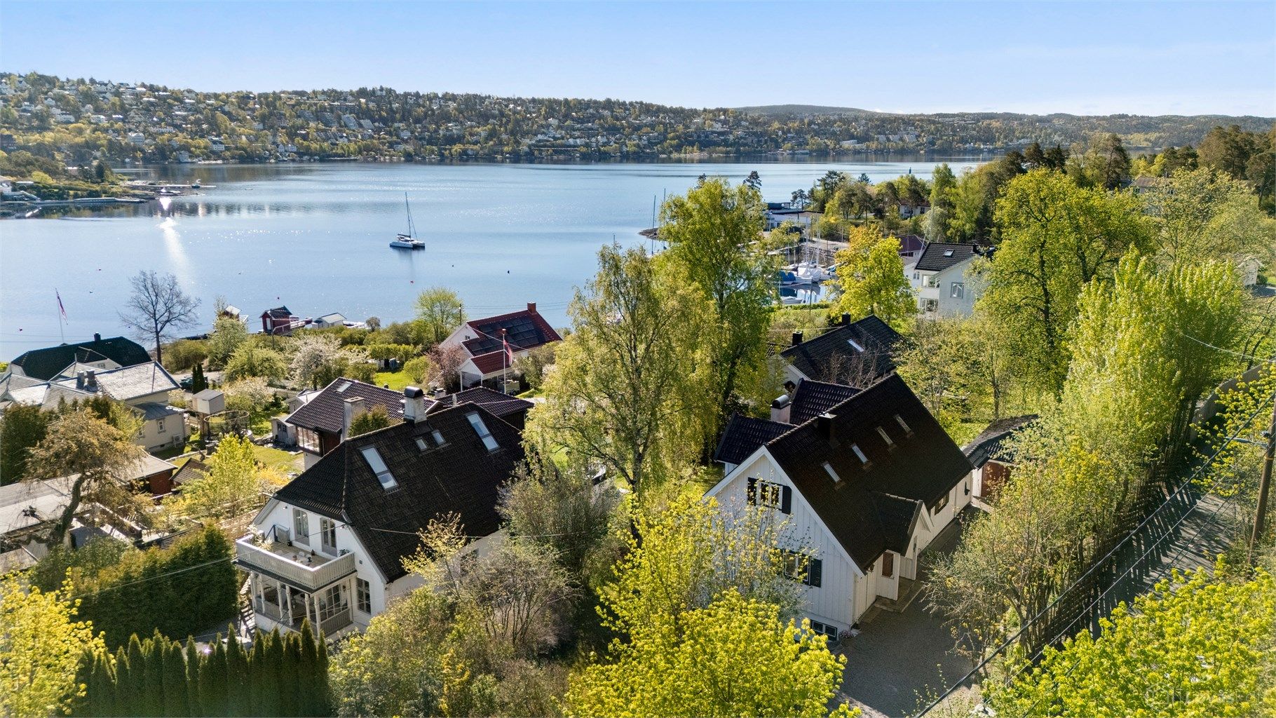 Malmøya er en unik øy i Oslo som kombinerer naturskjønne omgivelser med nærhet til byens fasiliteter. Eiendommen i Malmøyveien 4 ligger i rolige og etablerte omgivelser, med kort vei til sjøen og gode rekreasjonsmuligheter rett utenfor døren