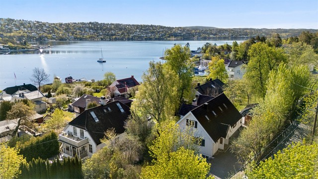 Malmøya er en unik øy i Oslo som kombinerer naturskjønne omgivelser med nærhet til byens fasiliteter. Eiendommen i Malmøyveien 4 ligger i rolige og etablerte omgivelser, med kort vei til sjøen og gode rekreasjonsmuligheter rett utenfor døren