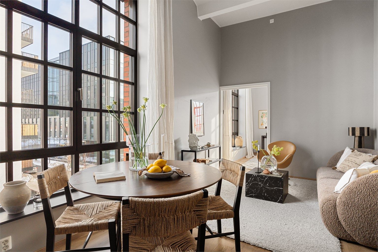 Simen Grevskott v/Krogsveen Hasle har gleden av å presentere Bøkkerveien 10 A, en unik 2-roms hjørneleilighet i ikoniske Vinslottet. Foto: Kevin Fauske v/Fotostallen. 