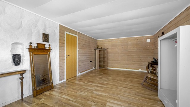 Rommet har en takhøyde på 2,36 meter og kan innredes som en ekstra stue, hobbyrom eller lekerom.