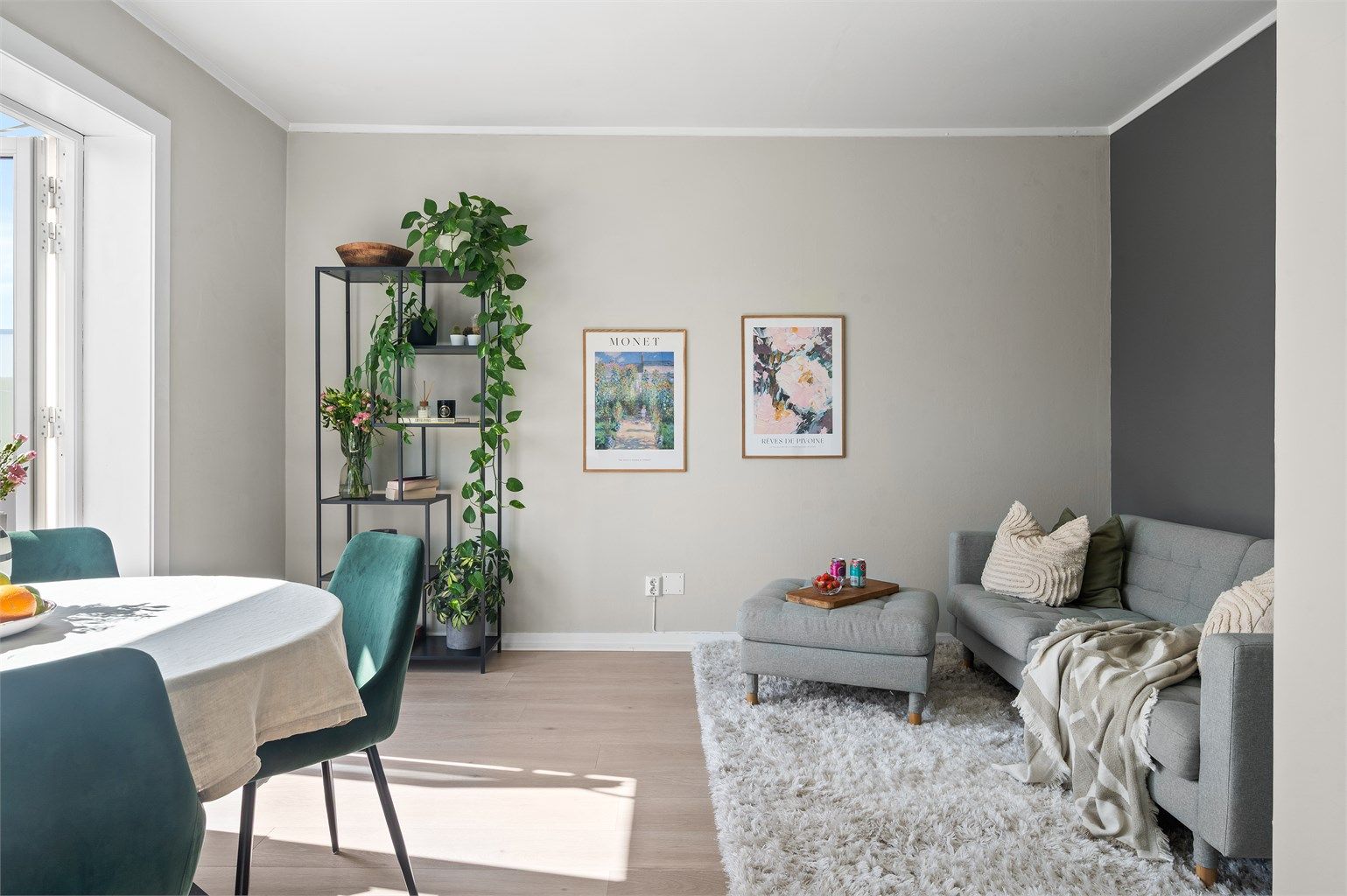 Boligen har en meget god planløsning og holder god standard. 
Stuen er lys og romslig med plass til sofa, salongbord og TV-seksjon.