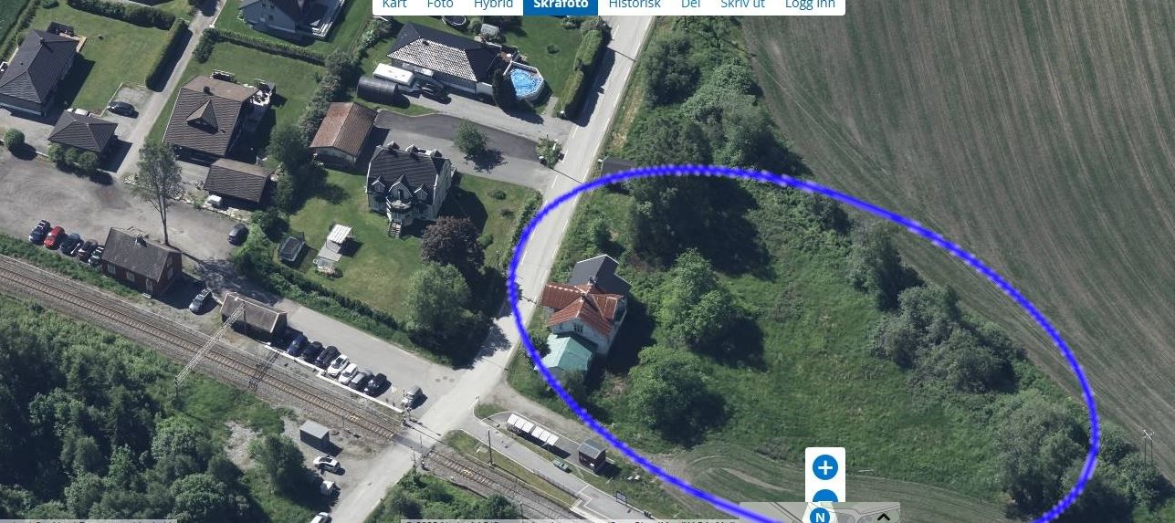 Tomta er ca. innenfor blå linje