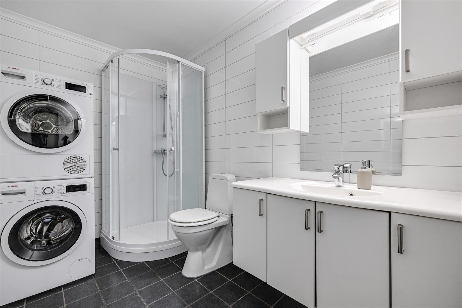 Badet har flislagt gulv med behagelige varmekabler og baderomsplater på veggene. 