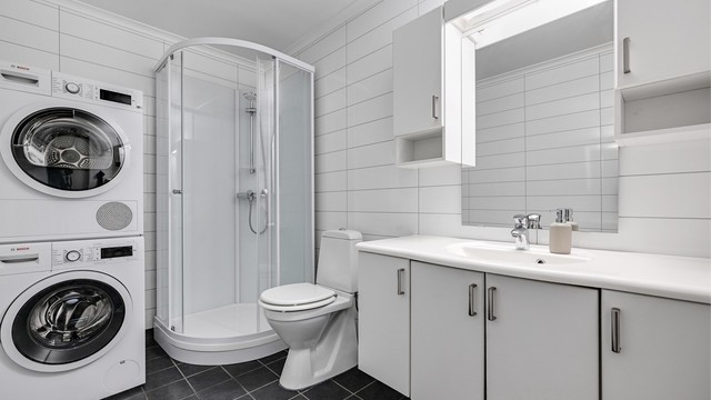 Badet har flislagt gulv med behagelige varmekabler og baderomsplater på veggene.
