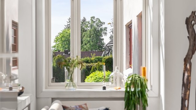 De store, sprossede vinduene gir rikelig med dagslys og en fin kontakt med de grønne omgivelsene.